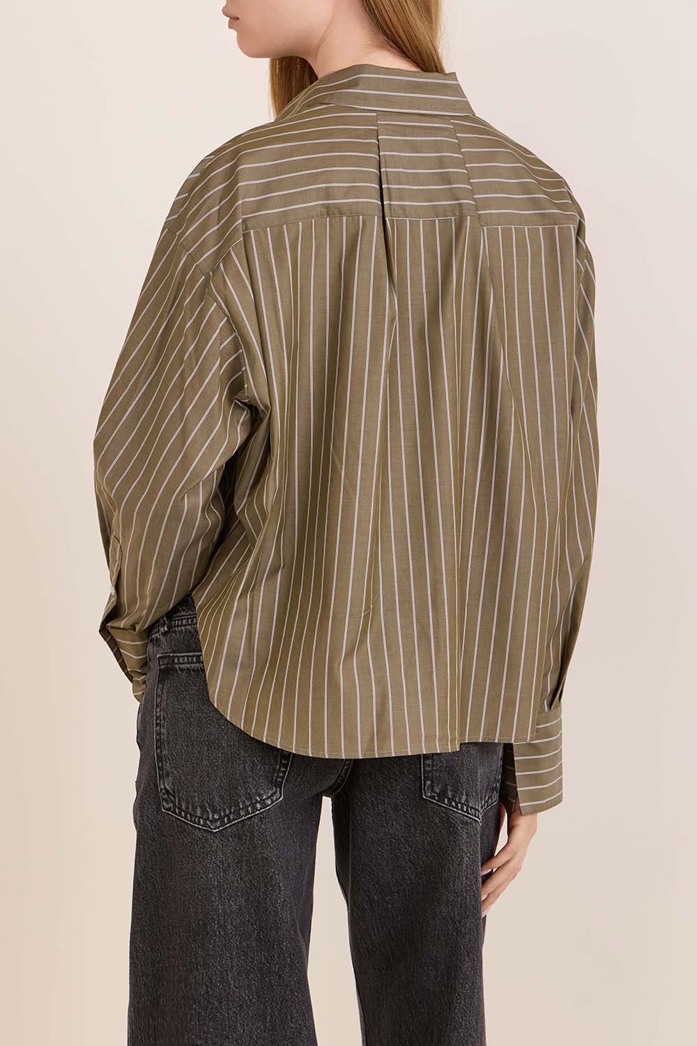 תמונת דוגמן אחורית של חולצת כפתורים