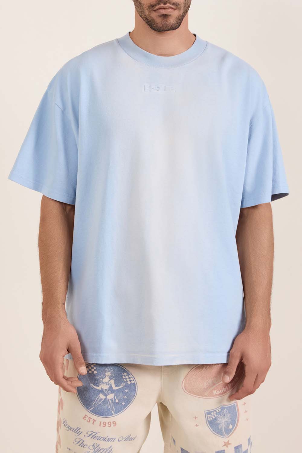 תמונת דוגמן קידמית של חולצת טי