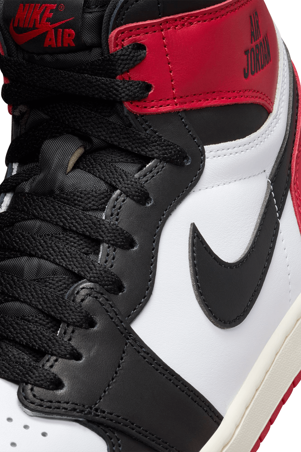 תמונת פנים של נעלי סניקרס אייר ג'ורדן 1 רטרו