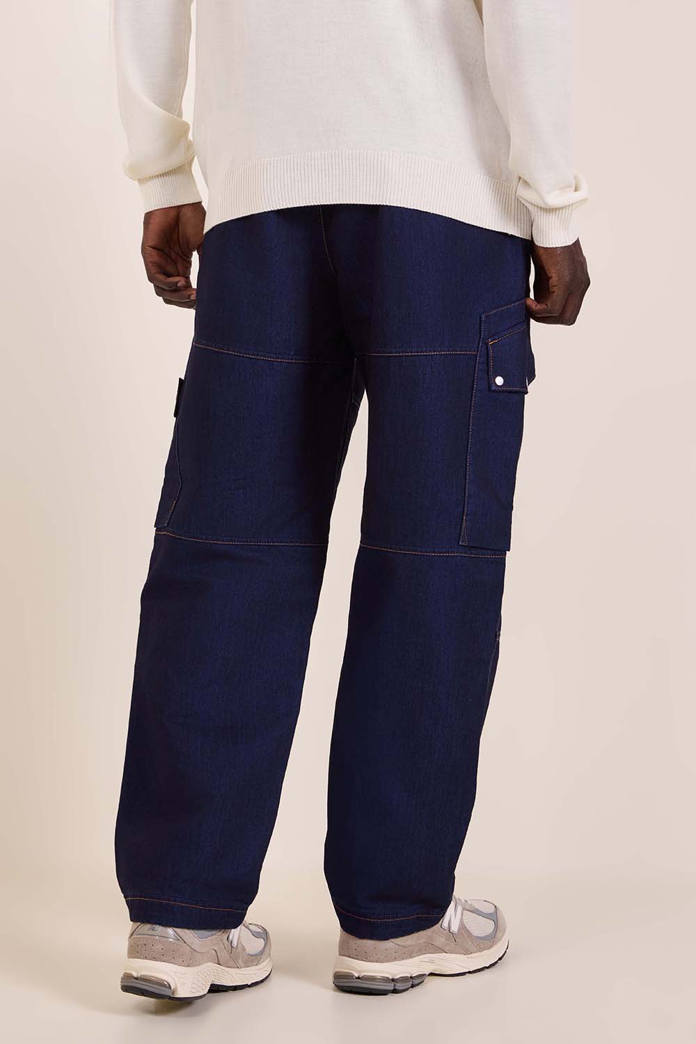 תמונת דוגמן אחורית של מכנסי קרגו במראה ג'ינס