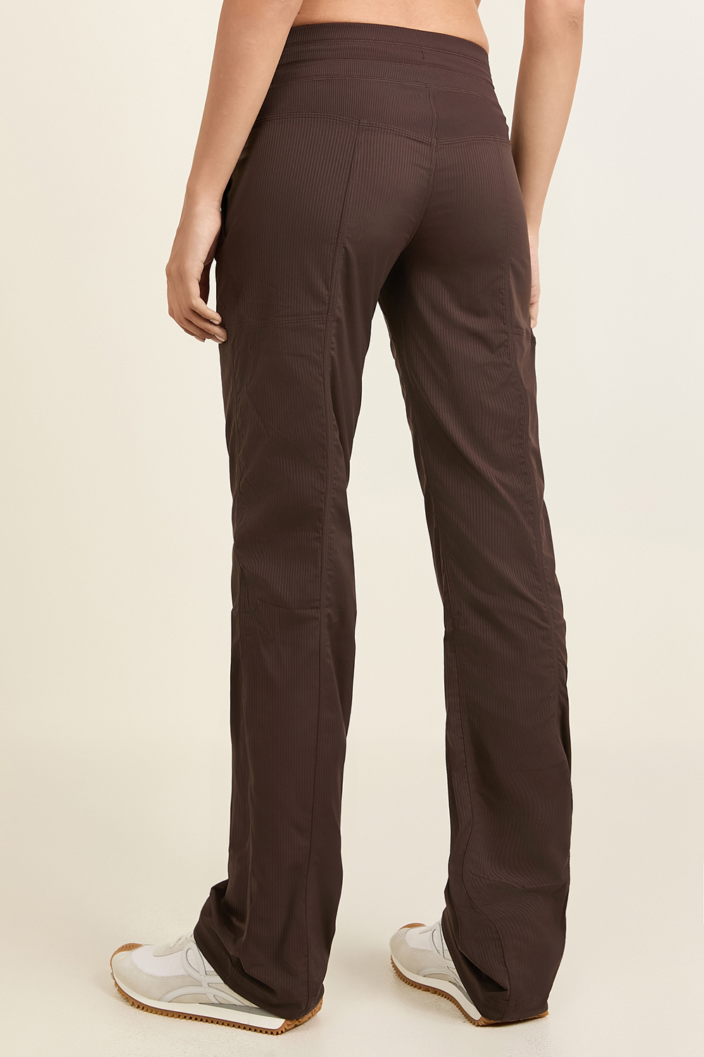 תמונת דוגמן אחורית של Dance Studio Mid-Rise Pant *Tall