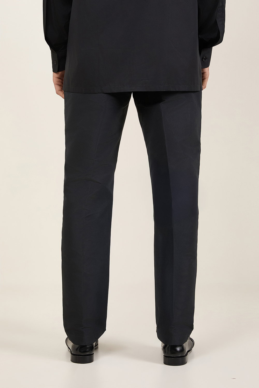 תמונת דוגמן אחורית של מכנסיים ארוכים סלים פיט