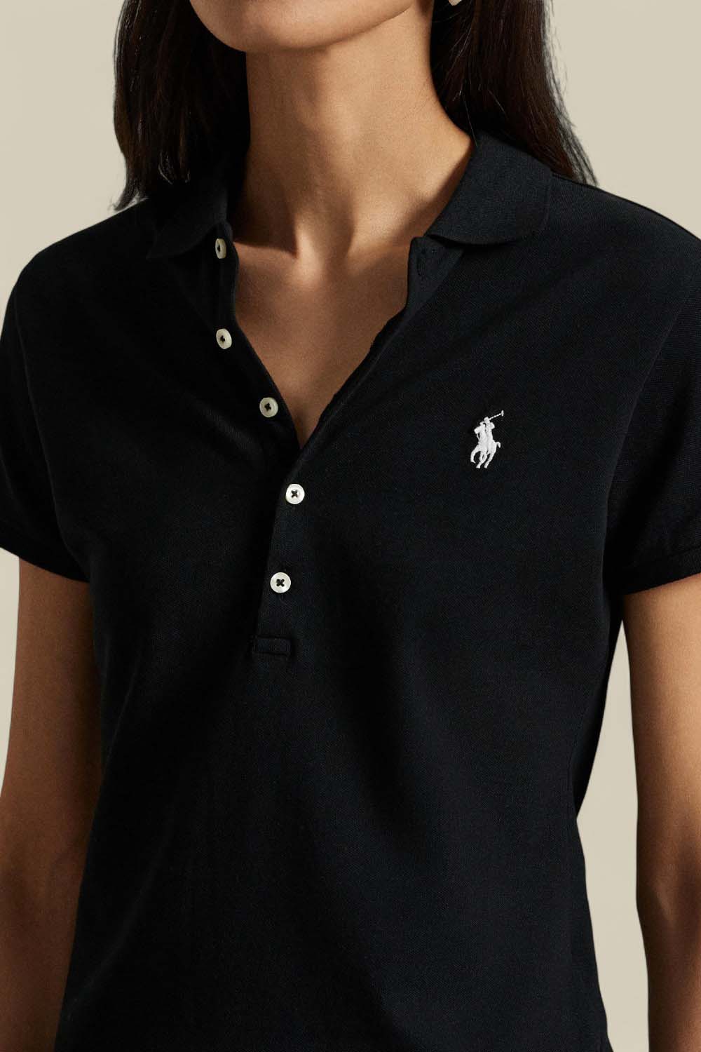 תמונת תקריב דוגמן של חולצת פולו