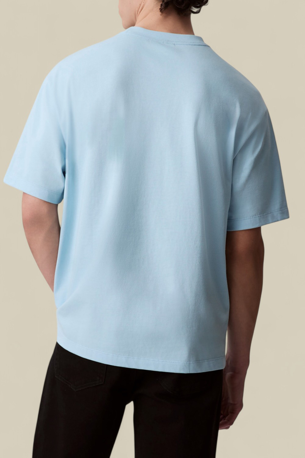 תמונת דוגמן אחורית של חולצת טי