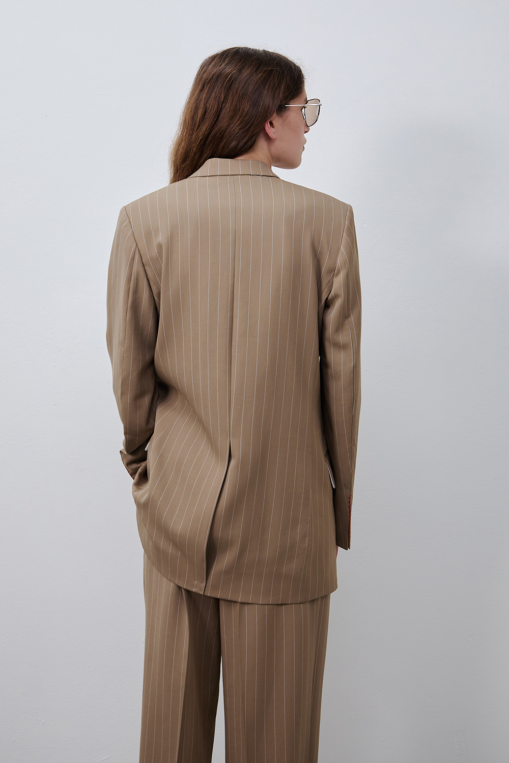 תמונת דוגמן אחורית של ז'קט צמר מחוייט