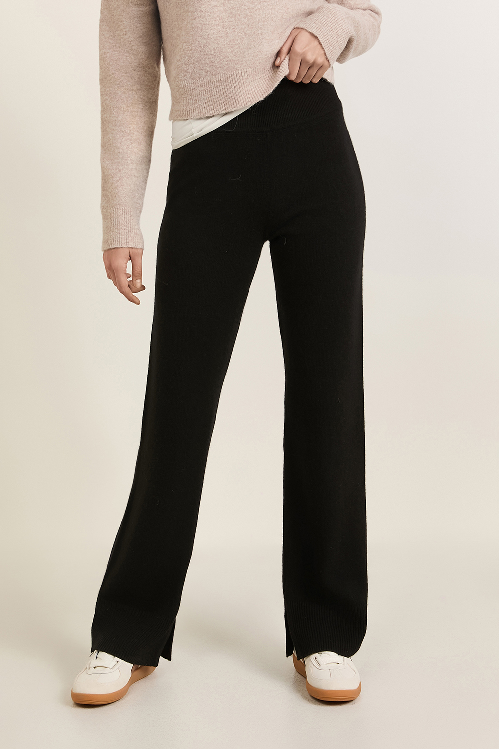 תמונת דוגמן קידמית של Cashmere Straight Leg Pant