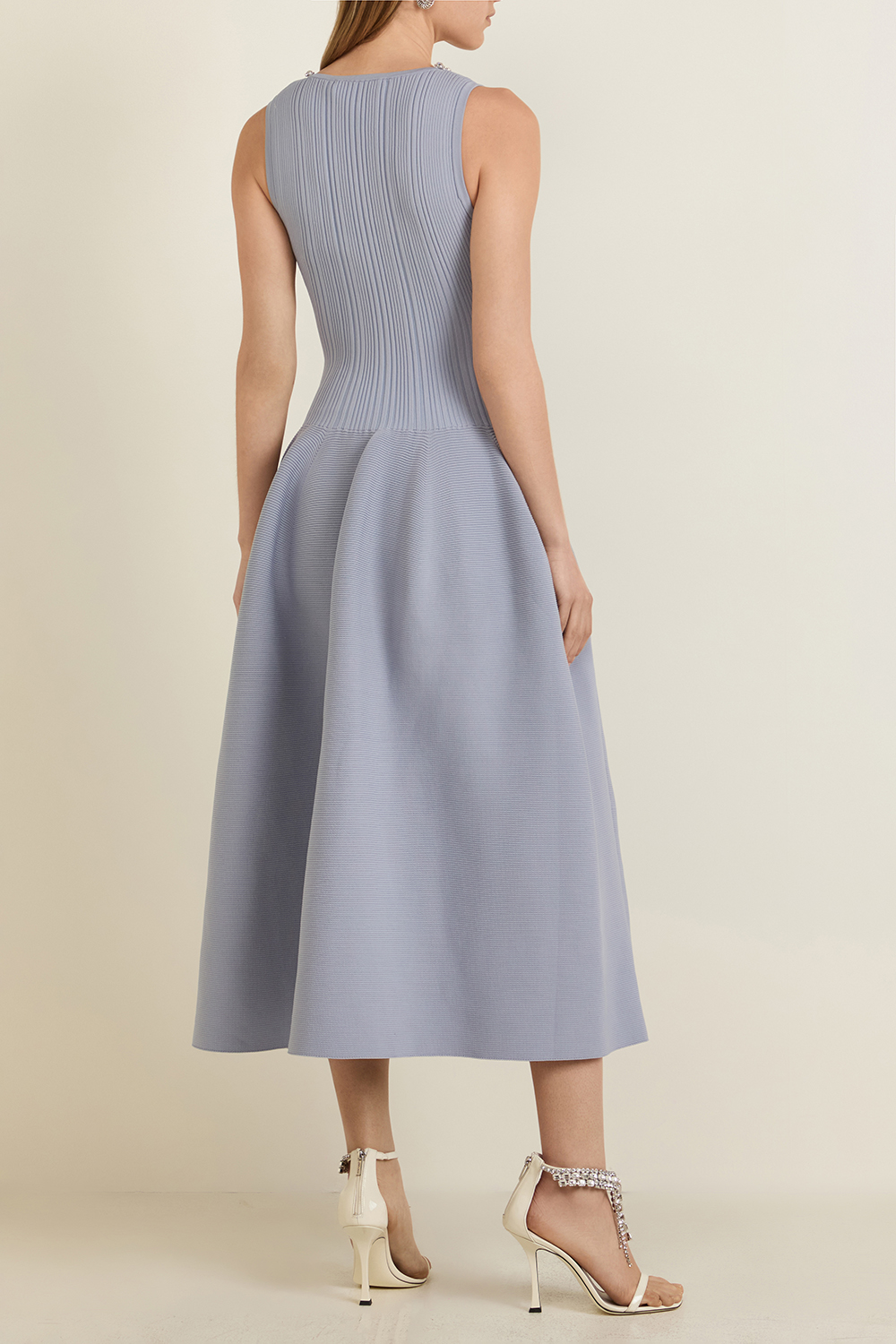 תמונת דוגמן אחורית של שמלת מידי