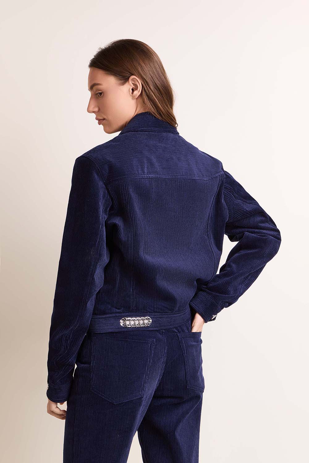 תמונת דוגמן אחורית של ז'קט קטיפה קורדרוי