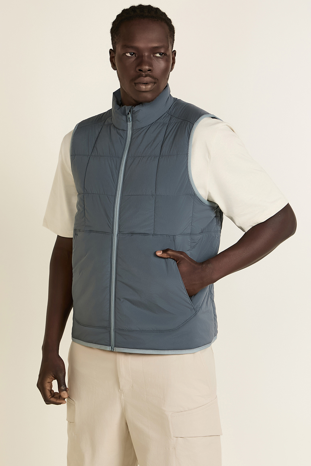 תמונת דוגמן קידמית של Route Ready Lightweight Insulated Vest