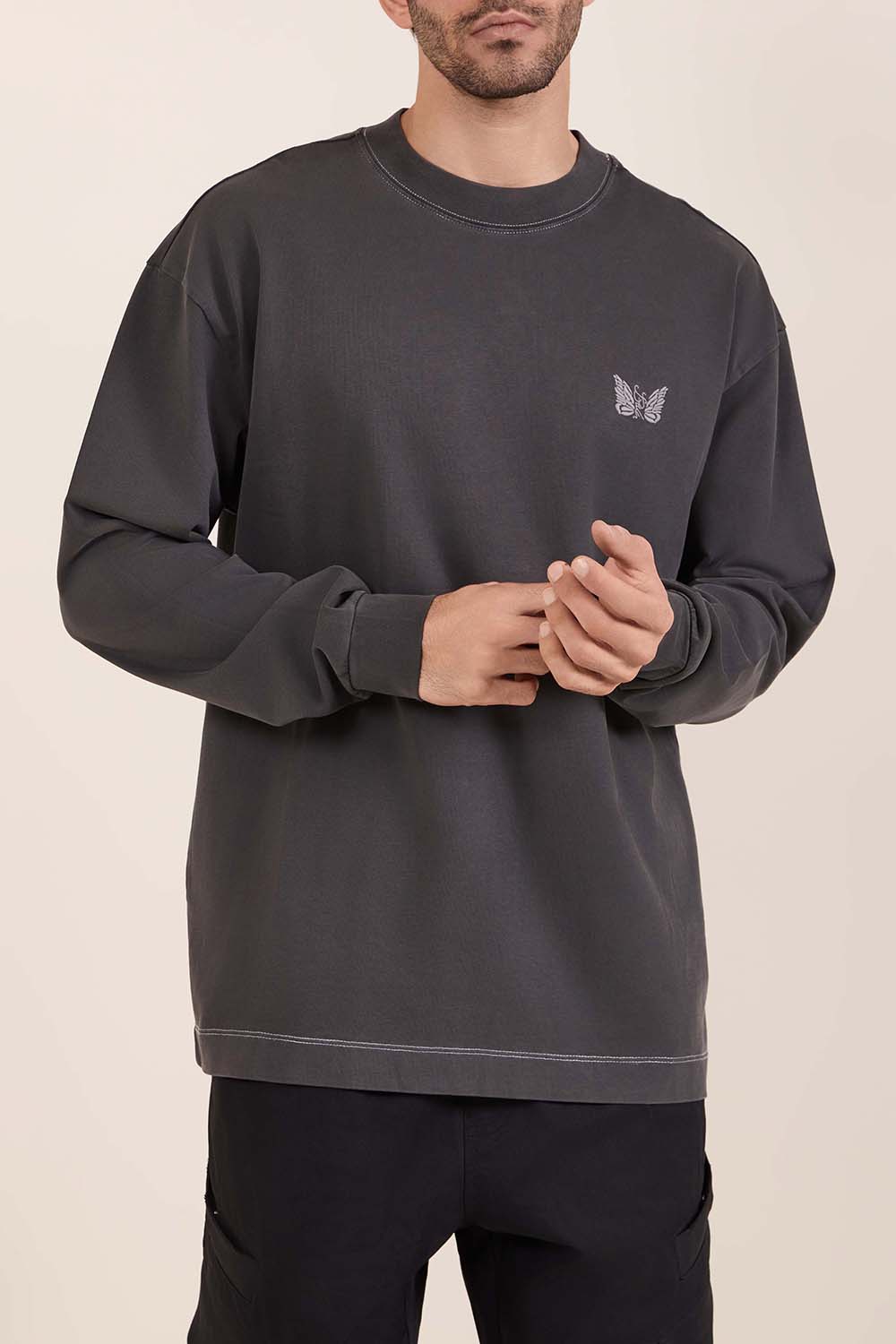 תמונת דוגמן קידמית של חולצת טי ארוכה אוברסייז