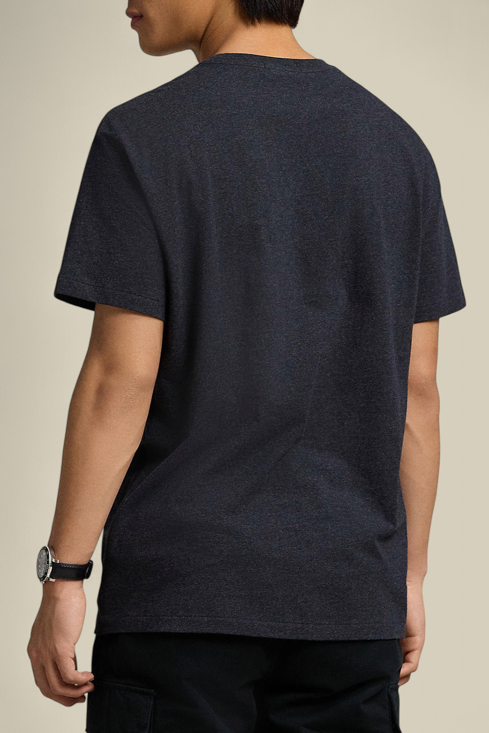 תמונת דוגמן אחורית של חולצת טי