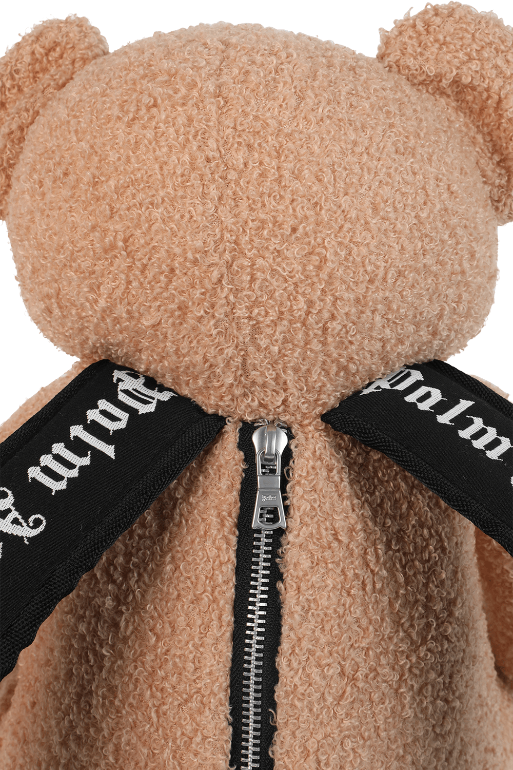 תמונת תקריב של תיק גב דובי עם לוגו רקום