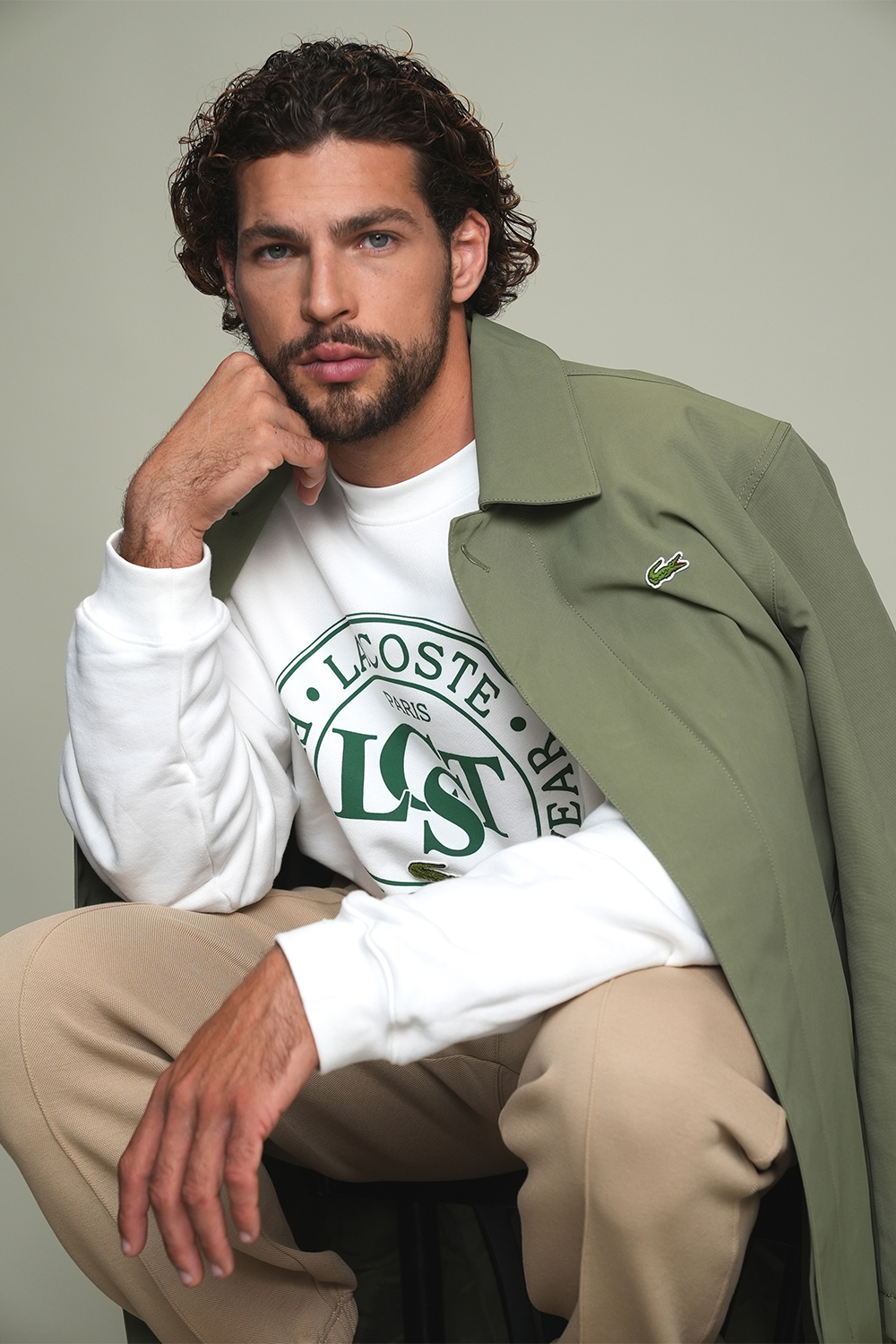 תמונת אווירה של סווטשירט עם צווארון מעוגל