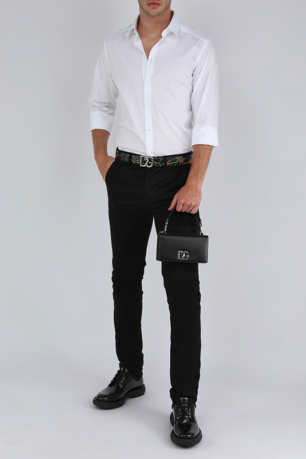 תמונת דוגמן קידמית של תיד צד עור שחור עם לוגו מטאלי