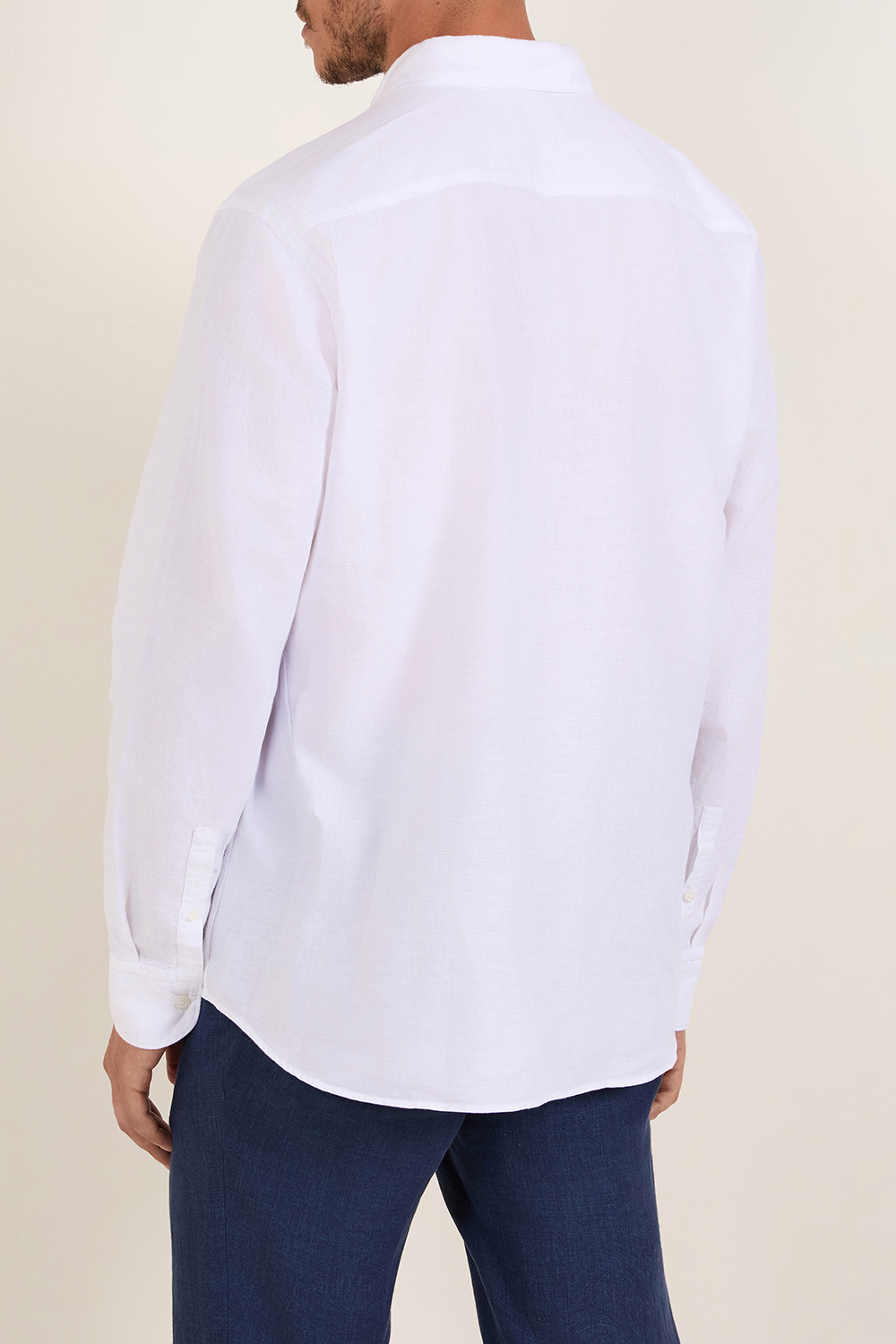 תמונת דוגמן אחורית של חולצת כפתורים