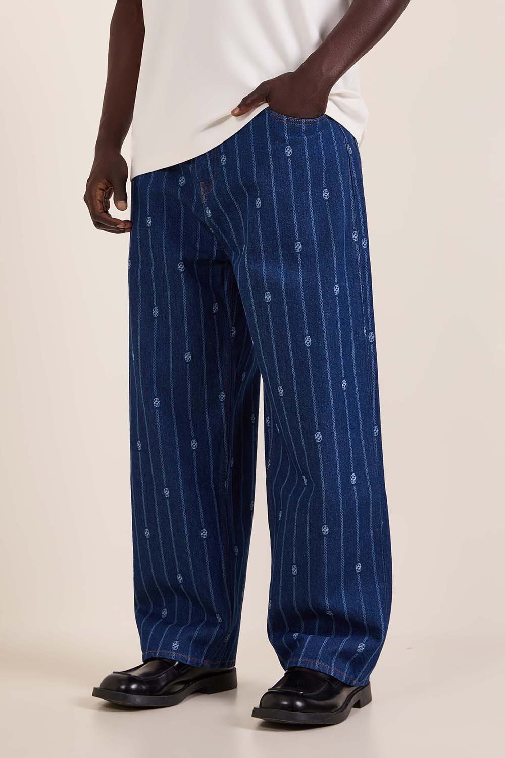 תמונת דוגמן קידמית של מכנסי ג'ינס בגזרת באגי