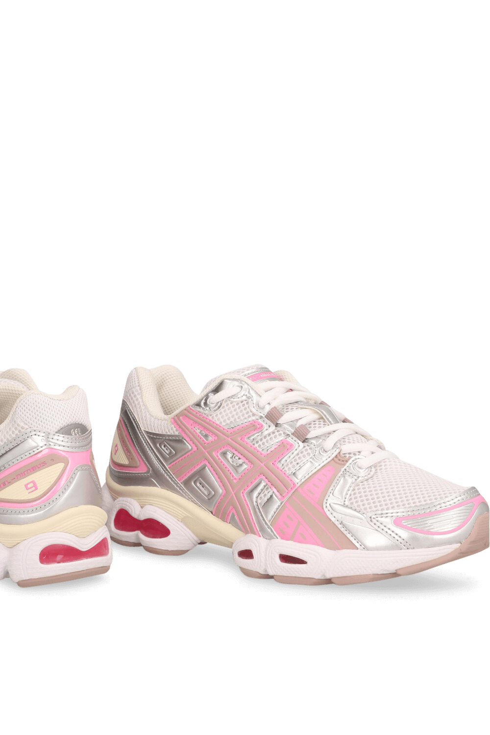 תמונת תקריב של נעלי סניקרס ג'ל נימבוס 9