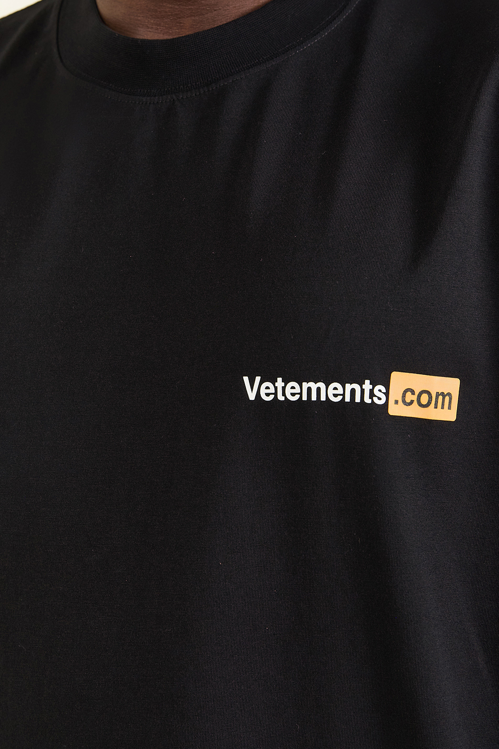 תמונת דוגמן אחורית של חולצת טי