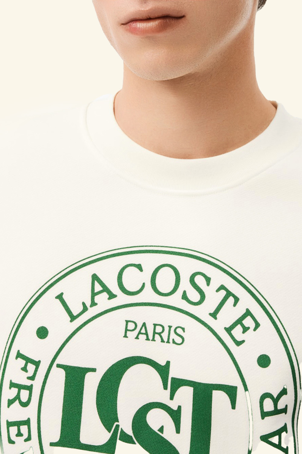 תמונת תקריב דוגמן של סווטשירט עם צווארון מעוגל