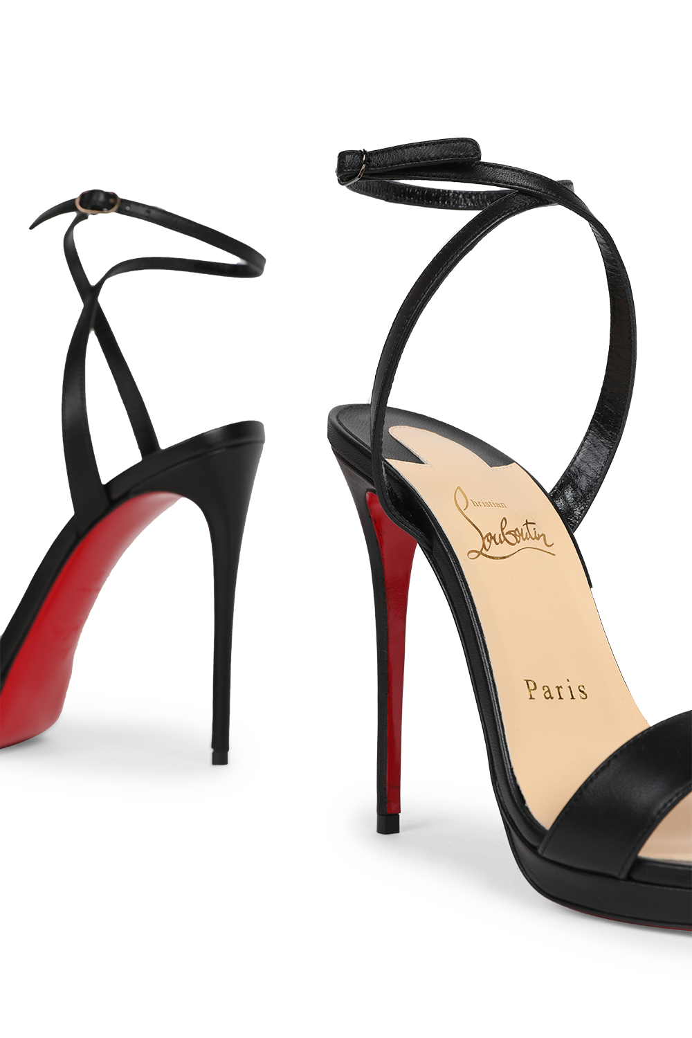 תמונת תקריב של סנדלי עקב מעור בצבע שחור