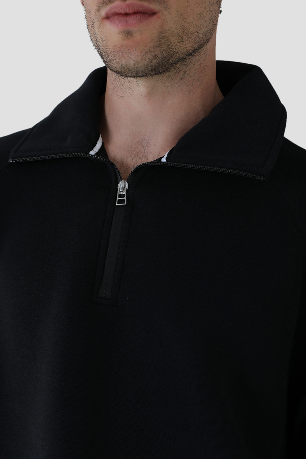 תמונת תקריב דוגמן של סווטשירט עם חצי רוכסן