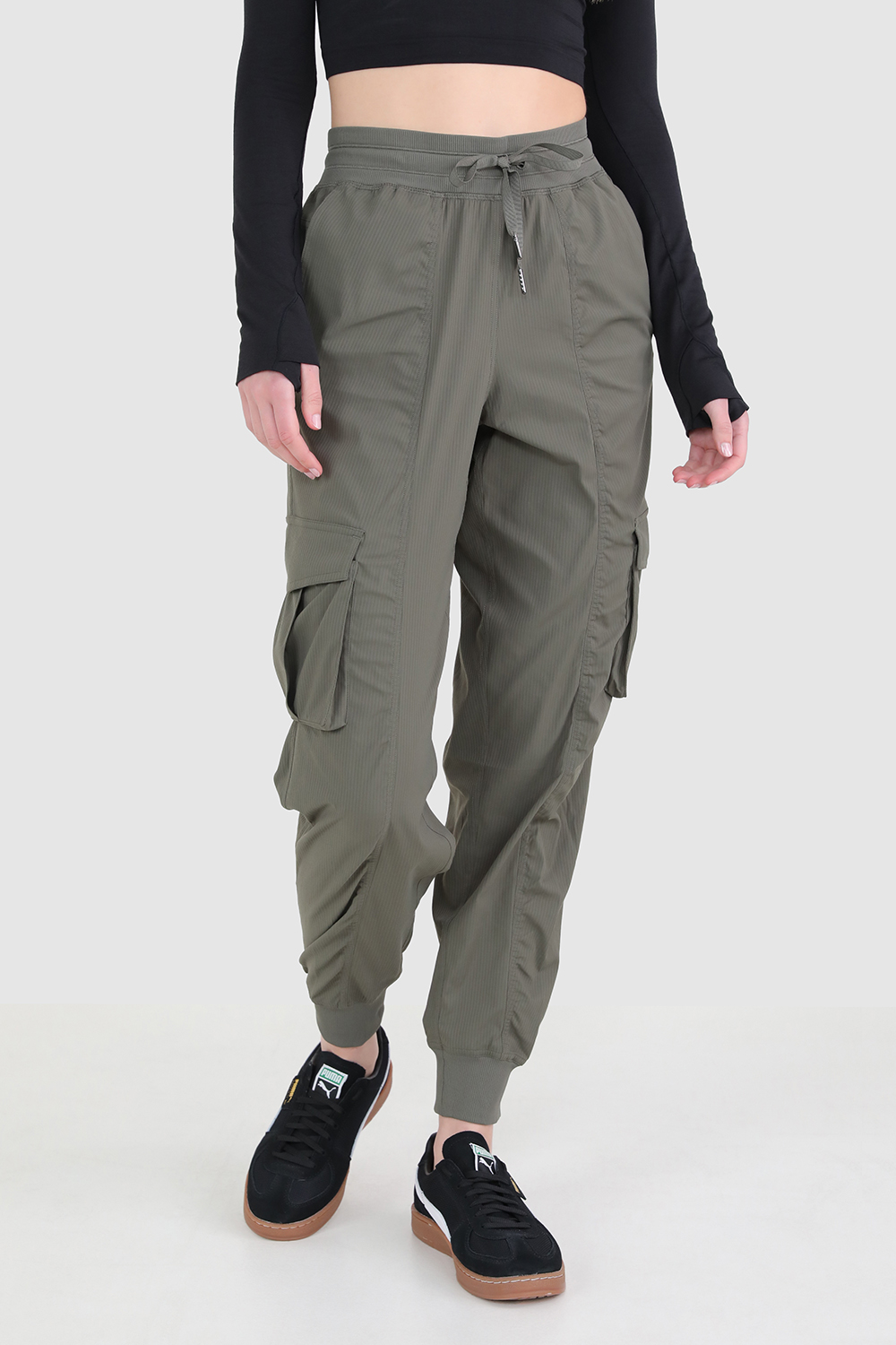 תמונת דוגמן קידמית של Dance Studio Relaxed-Fit Mid-Rise Cargo Jogger