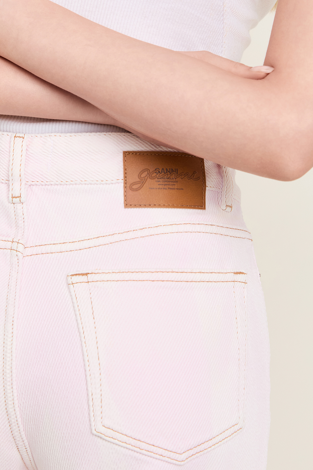 תמונת תקריב דוגמן של מכנסי ג'ינס משוחררים