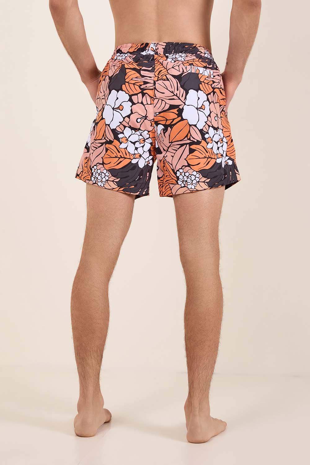 תמונת דוגמן אחורית של מכנסי שחייה