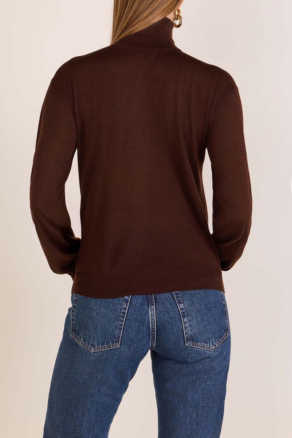 תמונת דוגמן אחורית של חולצת גולף סריג