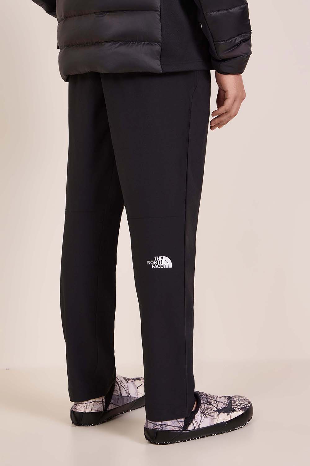 תמונת דוגמן אחורית של מכנסי ג'וגר בגזרה רגילה