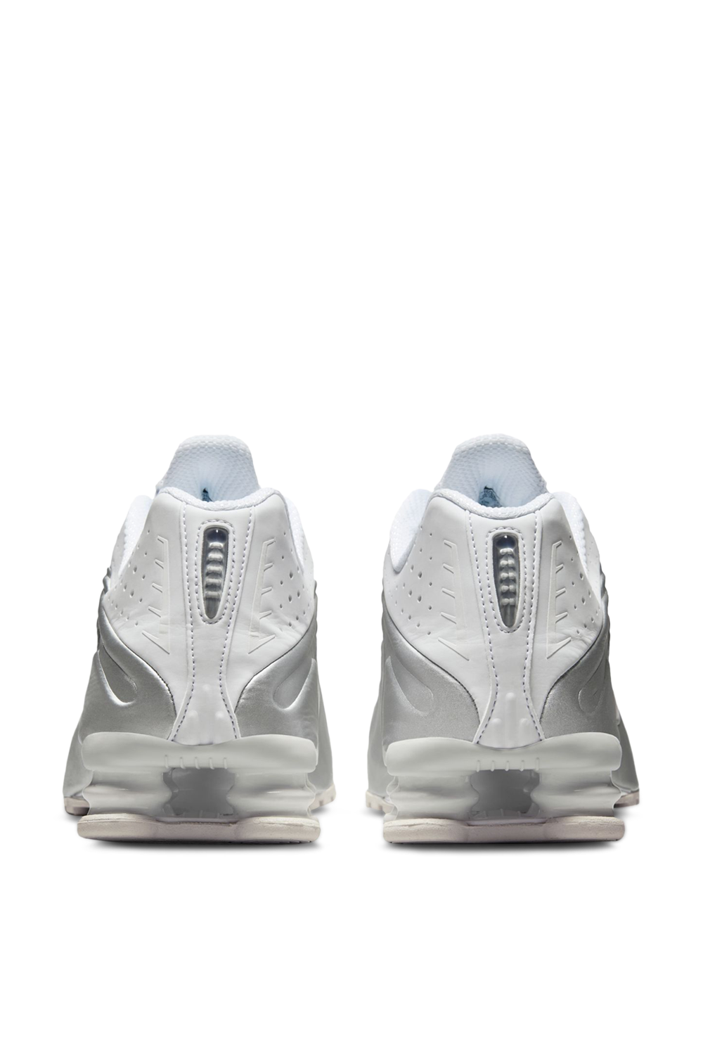 תמונת תקריב של נעלי סניקרס שוקס אר-4