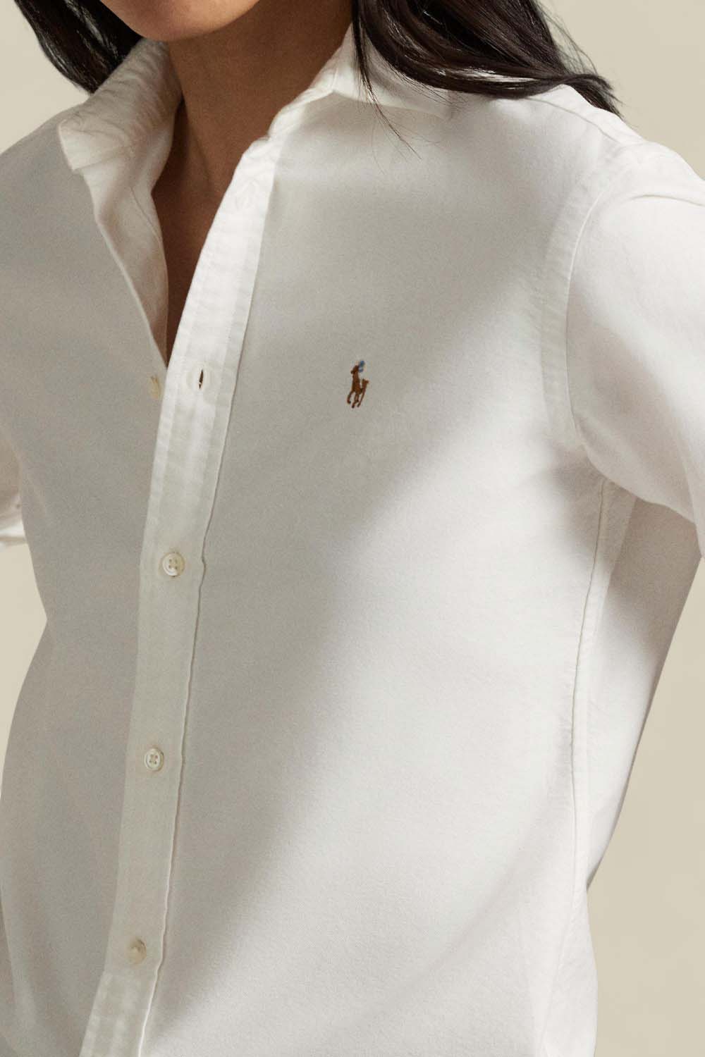 תמונת תקריב דוגמן של חולצה מכופתרת