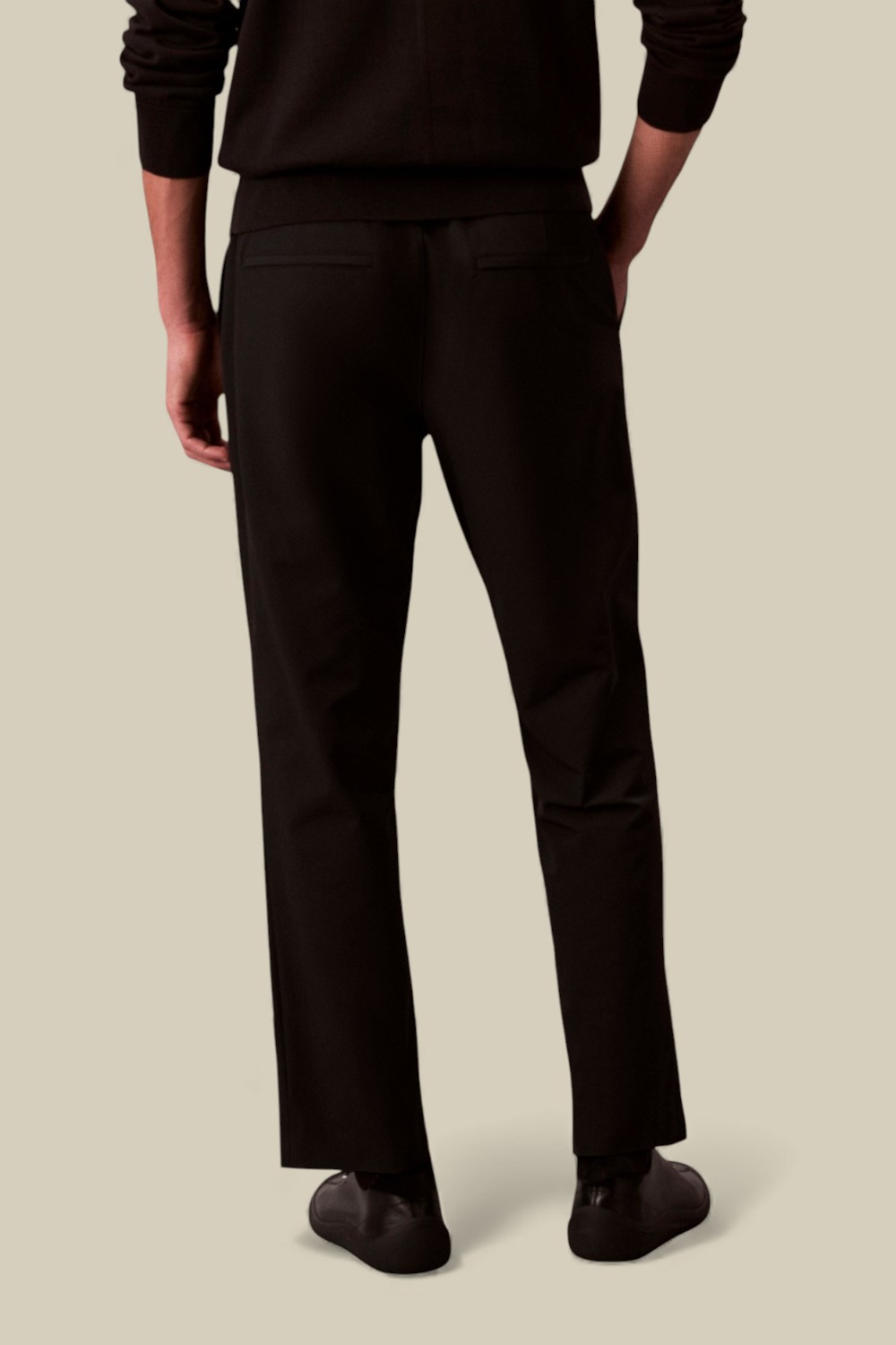 תמונת דוגמן אחורית של מכנסי צ'ינו