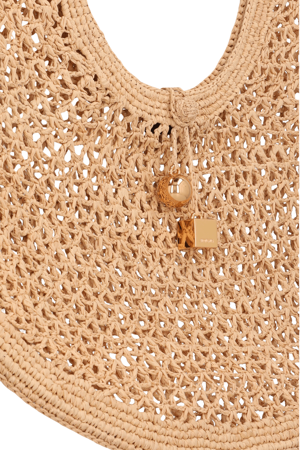 תמונת תקריב של תיק רפיה מעוגל