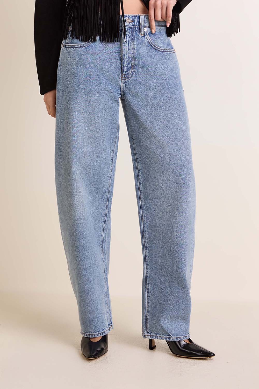 תמונת דוגמן קידמית של מכנסי ג'ינס בגזרת בלון