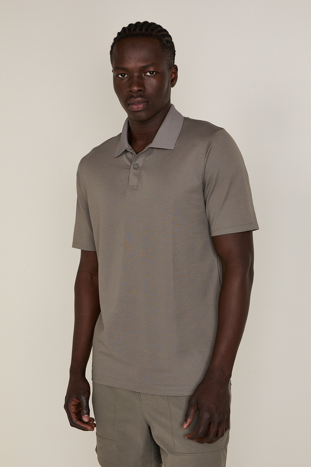 תמונת דוגמן קידמית של Evolution Short-Sleeve Polo Pique