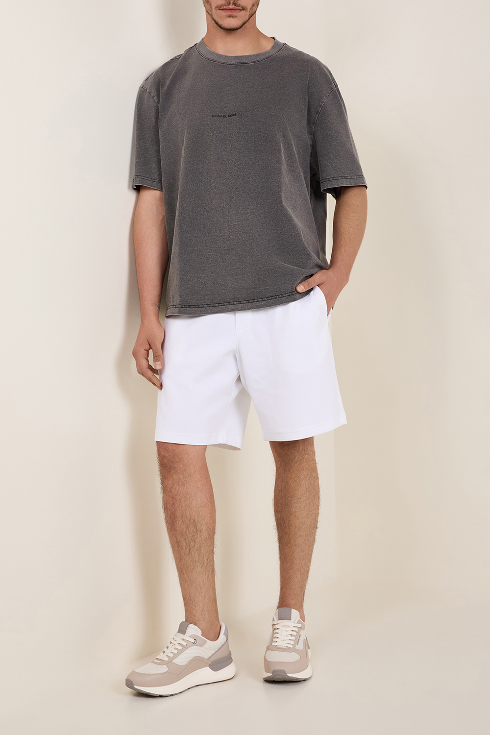 תמונת דוגמן קידמית של נעלי סניקרס