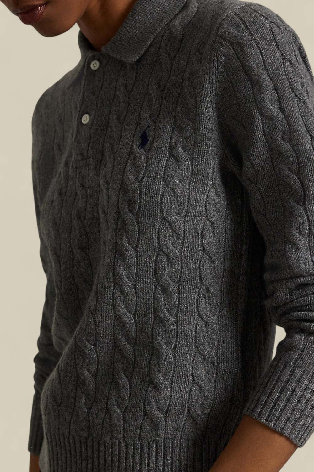 תמונת תקריב דוגמן של סריג פולו צמר וקשמיר