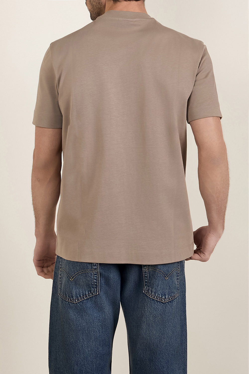 תמונת דוגמן אחורית של חולצת טי