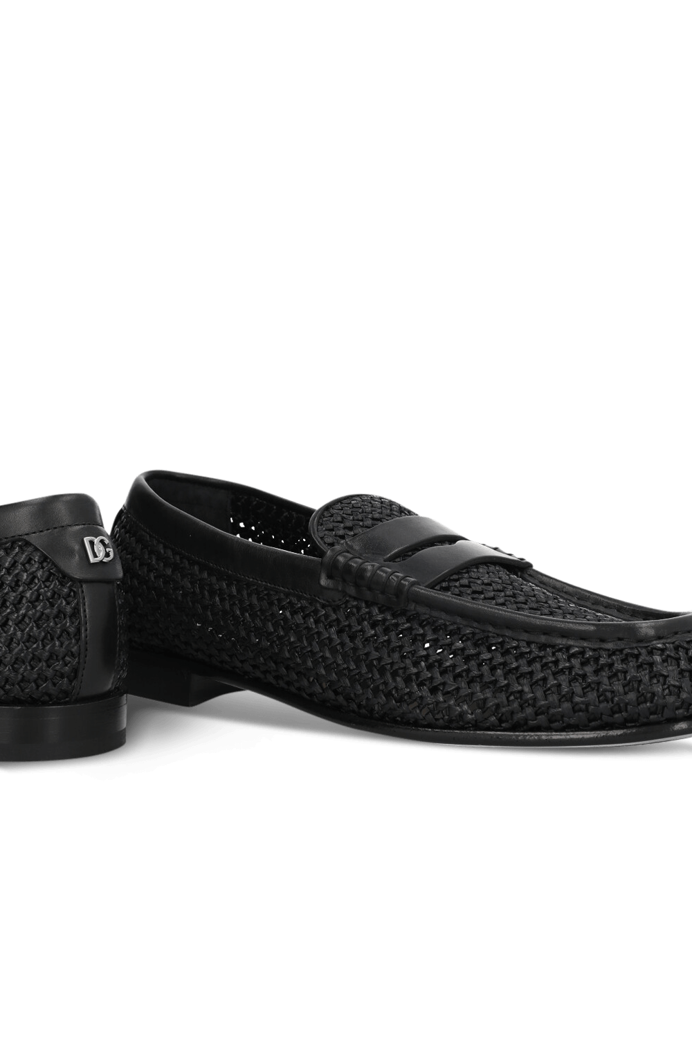 תמונת תקריב של נעלי מוקסינים רפיה