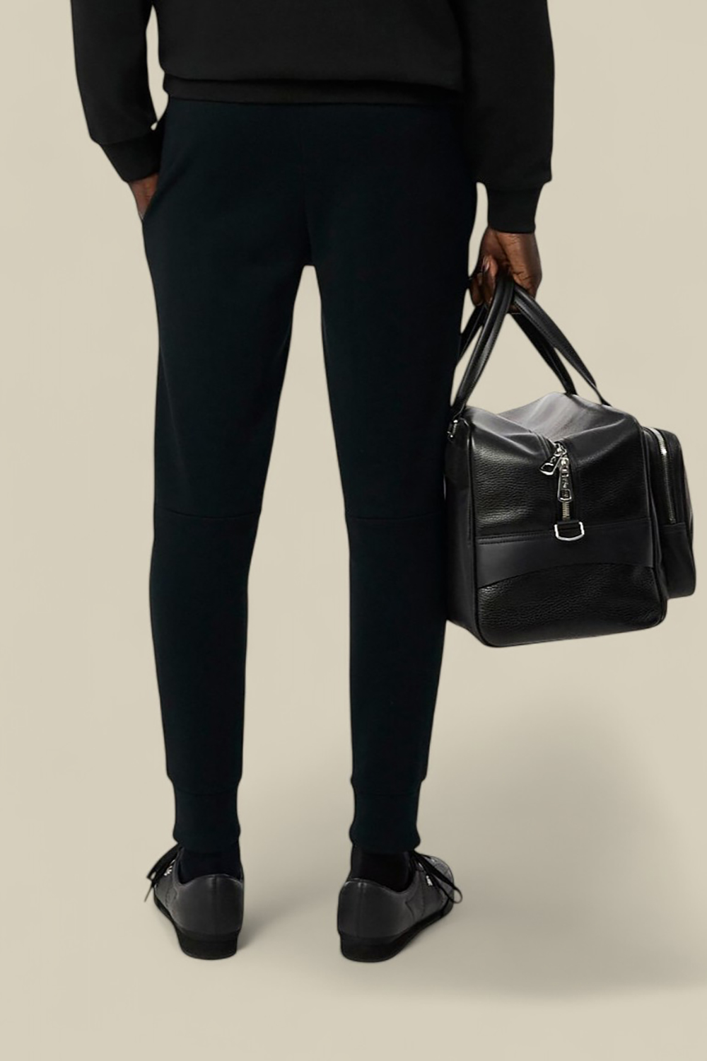 תמונת דוגמן אחורית של מכנסי ג'וג