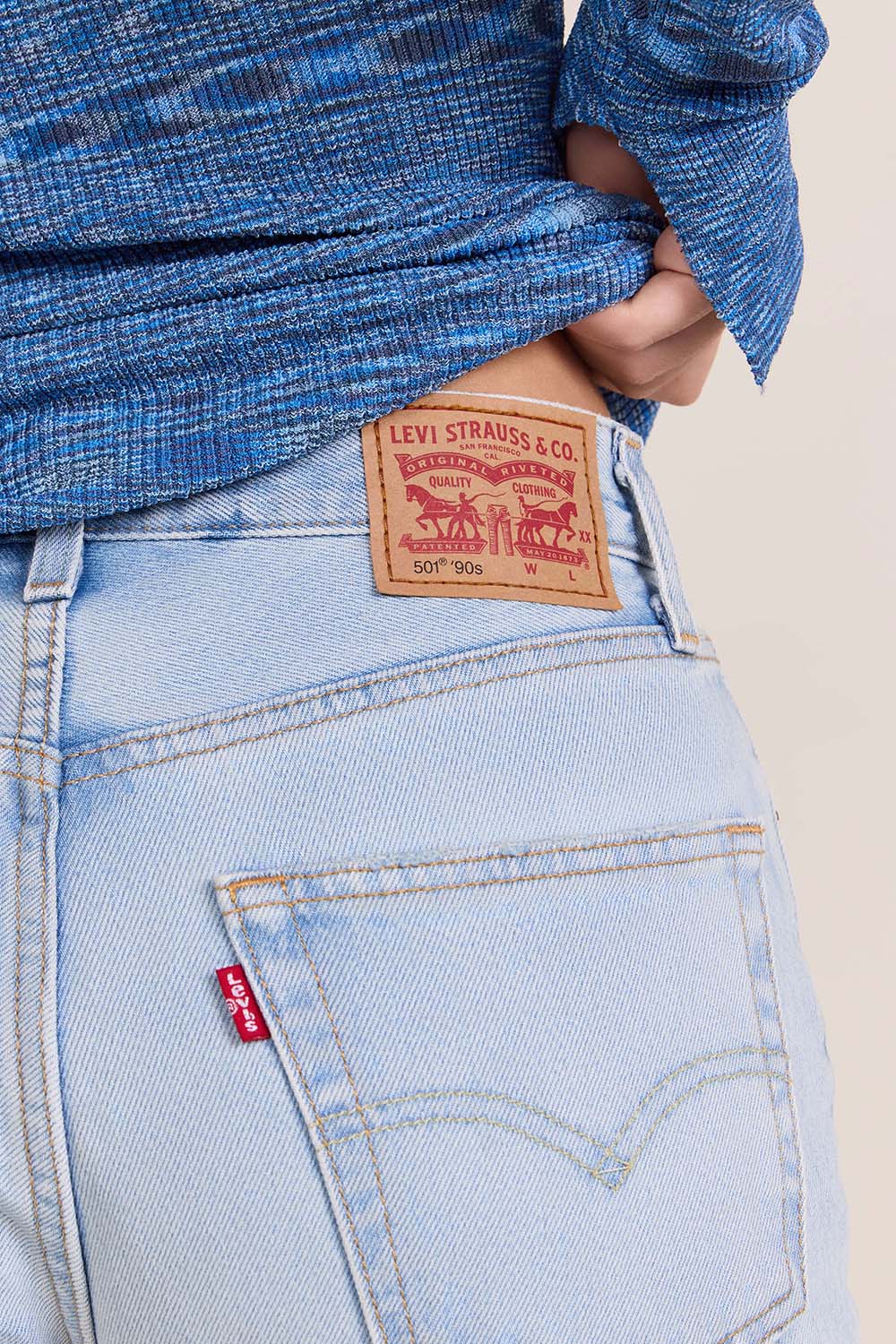 תמונת תקריב דוגמן של מכנסי ג'ינס 501 90S בגזרה ישרה