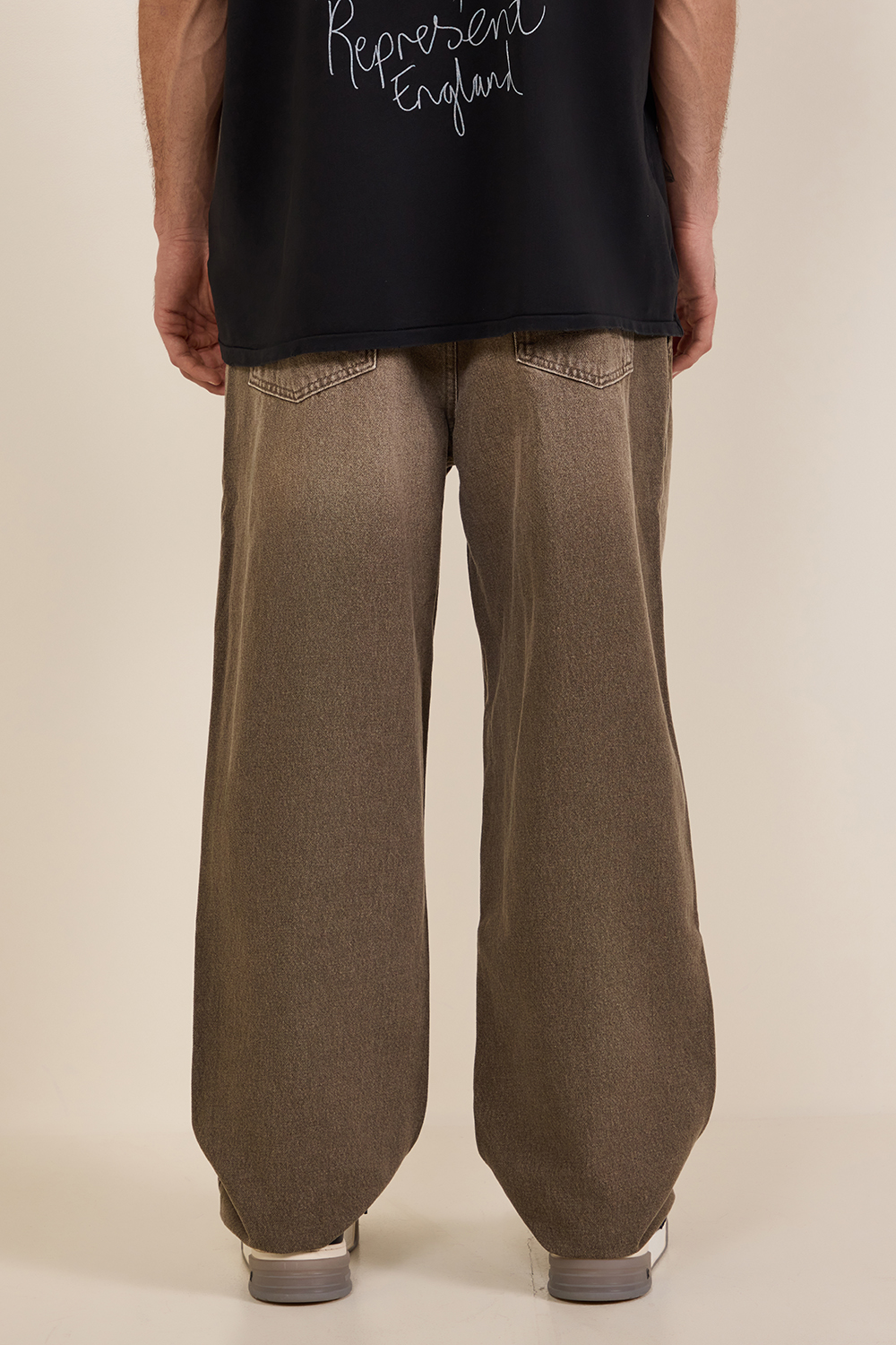 תמונת תקריב דוגמן של מכנסי ג'ינס בגזרת באגי