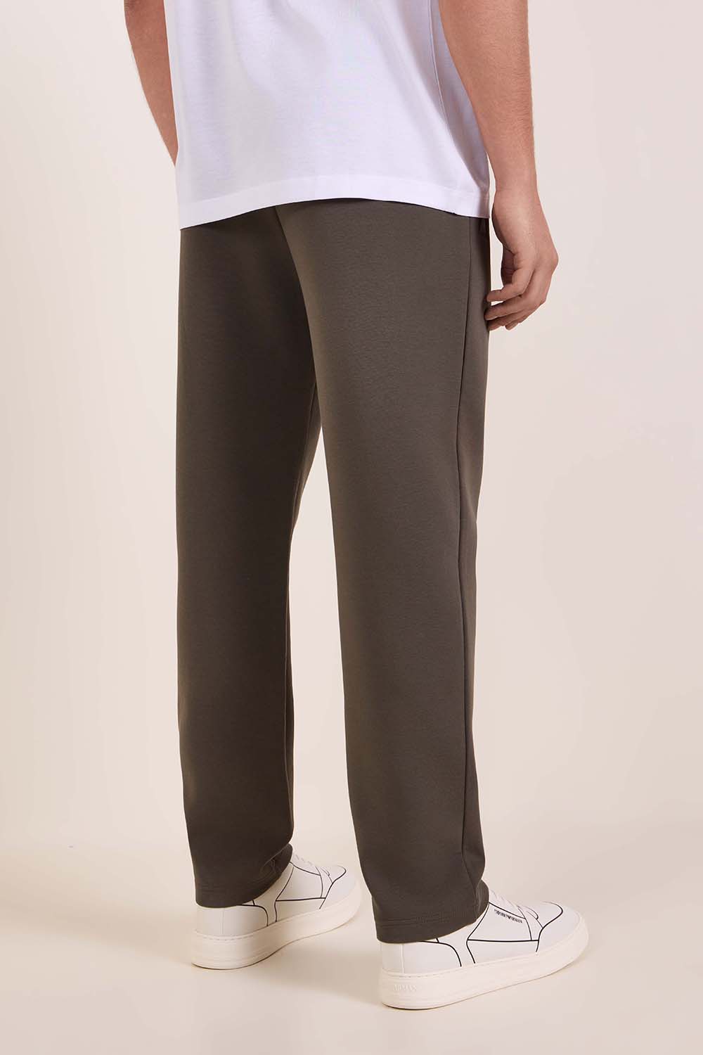 תמונת דוגמן אחורית של מכנסי ג&rsquo;וגר