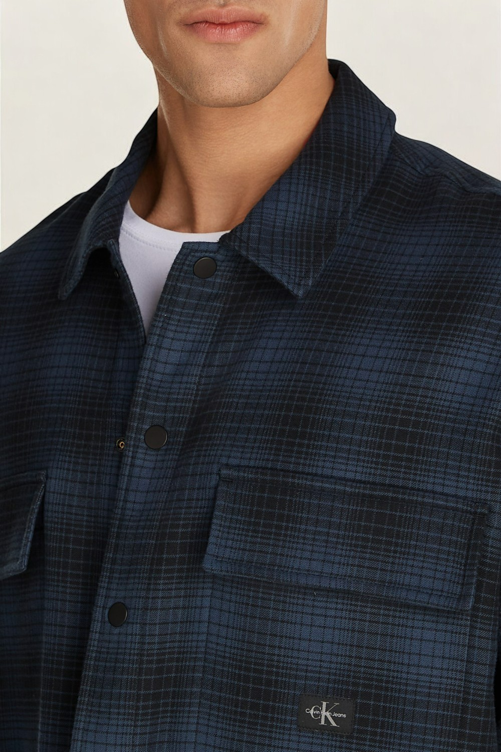 תמונת תקריב דוגמן של חולצת פלנל מכופתרת