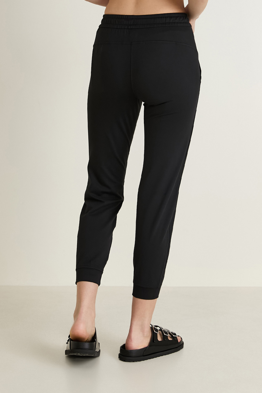 תמונת דוגמן אחורית של Soft Jersey Classic-Fit Mid-Rise Jogger