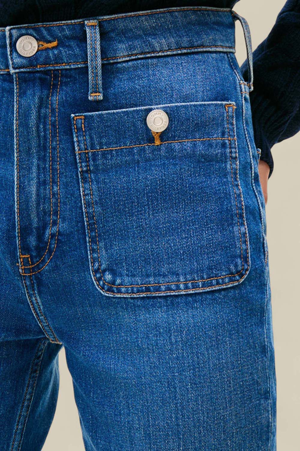 תמונת תקריב דוגמן של מכנסי ג'ינס מתרחבים