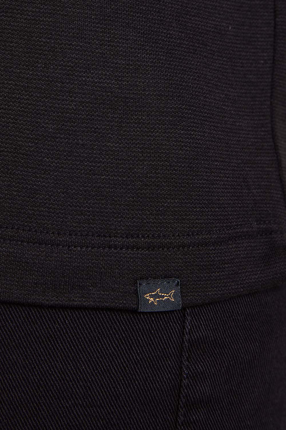 תמונת תקריב דוגמן של חולצת טי