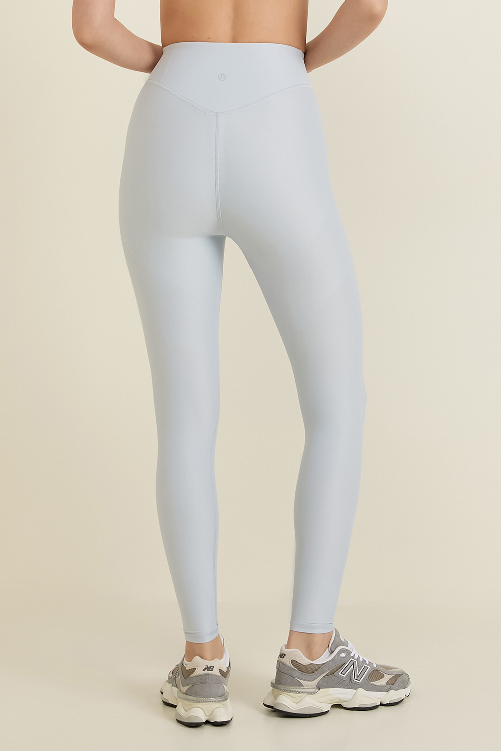 תמונת דוגמן אחורית של Wunder Under SenseKnit High-Rise Tight 25''