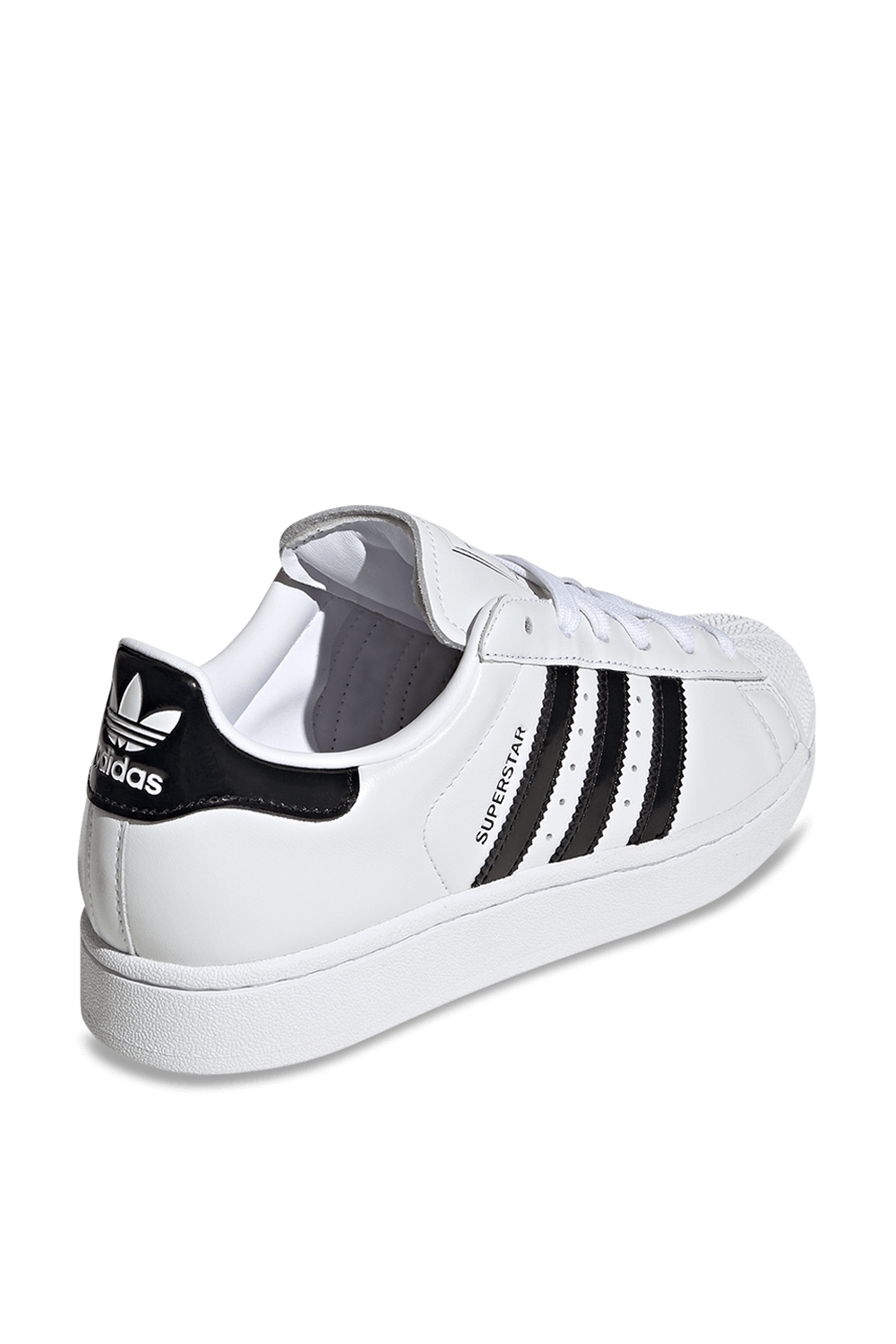 תמונת תקריב של נעלי סניקרס סופרסטאר